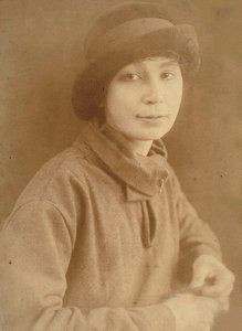 Natalia Siergiejewna Gonczarowa 1881-1962 w Paryżu, 1917. autorstwa Unbekannt