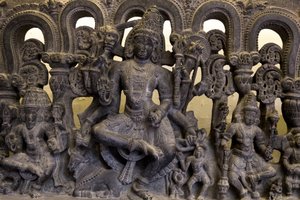 Muzeum Narodowe Indii, Delhi. Nadproże ukazujące trójcę (Brahmę, Wisznu i Śiwę). Kakatija autorstwa Unbekannt
