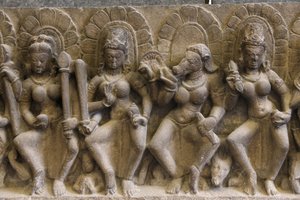 Muzeum Narodowe Indii, Delhi. Saptamatrikas (siedem boskich matek). Pratihara autorstwa Unbekannt