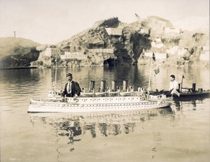 Pokaz marynarki wojennej na szczupaku. Dwóch żołnierzy i ich operatorzy. 1904 Światowe Targi autorstwa Unbekannt