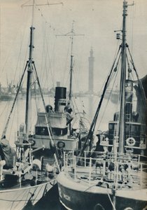 Naval Trawler, HMS Liffy przy statku rybackim Grimsby w Grimsby Docks, 1937 autorstwa Unbekannt