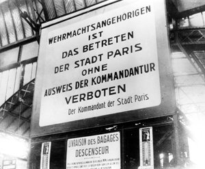 Zawiadomienie na stacji kolejowej w okupowanym przez Niemców Paryżu, 17 lipca 1940 r autorstwa Unbekannt
