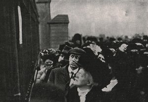 Oficjalne zawiadomienie o śmierci króla Edwarda VII wysłane przed Pałacem Buckingham, maj 1910. autorstwa Unbekannt