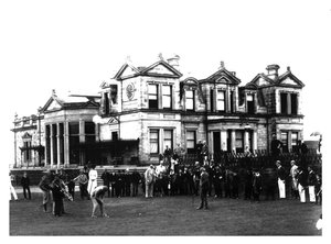 Stary Tom Morris przed klubem Old Course w St Andrews w Szkocji, ok. 1900 autorstwa Unbekannt