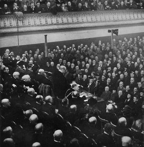 27 stycznia pan Churchill przemawiał do audiencji w Free Trade Hall, Manchester, 1913, 1945 autorstwa Unbekannt