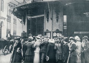 Przed jednym z paryskich magazynów prowiantu, gdy obawiano się oblężenia miasta, c1914 autorstwa Unbekannt