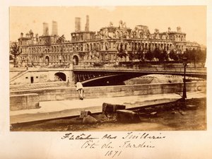 Komuna Paryska (1871): widok na most Arcole i Hotel de Ville po pożarze w maju 1871. Zdjęcia anonimowe. Druk na kartonie autorstwa Unbekannt