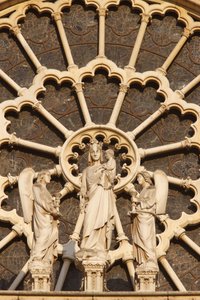 Zachodnie skrzydło paryskiej katedry Notre Dame: Dziewica z Dzieciątkiem i aniołami, Paryż, Francja autorstwa Unbekannt