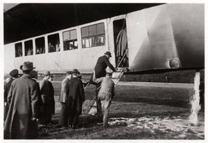 Pasażerowie wsiadający na Zeppelin LZ 11 Viktoria Luise, c1912-1914 1933 autorstwa Unbekannt