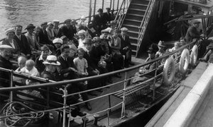 Pasażerowie na pokładzie łodzi, Bournemouth, Dorset, 1921 autorstwa Unbekannt