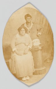 Pocztówka fotograficzna dwóch niezidentyfikowanych kobiet, 1918-1930. autorstwa Unbekannt