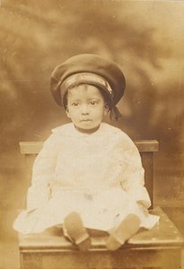 Pocztówka fotograficzna z wizerunkiem małego dziecka, 1918-1930. autorstwa Unbekannt
