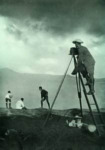 Fotografowanie przy Craters Lip, Aso-San, 1910. autorstwa Unbekannt