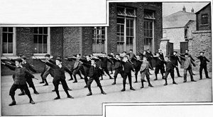 Ćwiczenia fizyczne w szkole londyńskiej, ok. 1900 1901 r. autorstwa Unbekannt