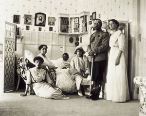 Portret cara Mikołaja II (1868-1918) z rodziną, od lewej do prawej Tatiana, Aleksandra (jego żona), Anastazja, Maria i Olga, ok. 1930 r. 1910 (zdjęcie czarno-białe) autorstwa Unbekannt