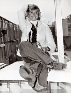 Portret australijskiej piosenkarki i komika Olivii Newton John (ur. 1949), Londyn, 23.05.1975 (zdjęcie czarno-białe) autorstwa Unbekannt