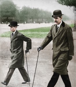 Książę Edward spacerujący z panem HP Hansellem, jego nauczycielem, w Auteuil, Francja, 1912 1936. autorstwa Unbekannt