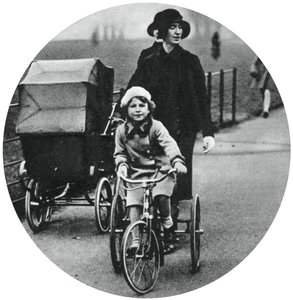 Księżniczka Elżbieta na trójkołowym rowerze, marzec 1932, 1937 autorstwa Unbekannt