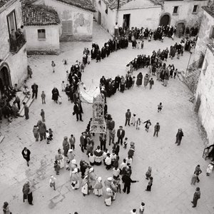 Procesja biczowników, Albano di Lucania, Potenza, Basilicata, Włochy (zdjęcie czarno-białe) autorstwa Unbekannt
