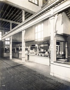 Stoisko ogólnodostępne, z pocztówkami, słodyczami i publicznymi stoiskami stenografów w Pałacu Manufaktur na Światowych Targach 1904 autorstwa Unbekannt