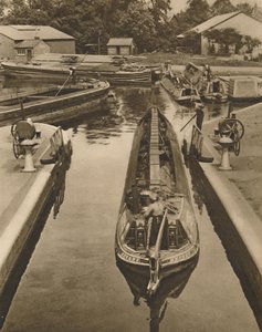 Przepychanie małpiej łodzi przez śluzę w Brentford, ok. 1935. autorstwa Unbekannt