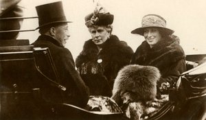 Królowa Maria z księżniczką królewską i wicehrabią Lascelles, 1923. autorstwa Unbekannt