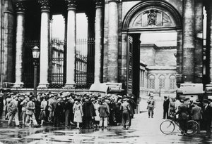 Kolejka przed Biurem Informacji dla ludności cywilnej w Izbie Deputowanych, Paryż, lipiec 1940 autorstwa Unbekannt