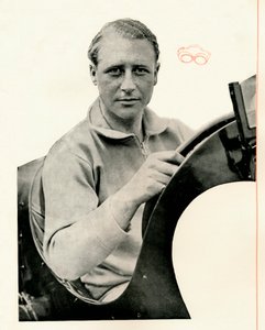 Odbicie toru wyścigowego autorstwa Hon. Brian Lewis Impreza bez kabin jest jak samochód bez kół, autorstwa Unbekannt