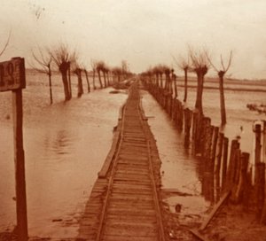 Linia kolejowa, Nieuwpoort, Flandria, Belgia, c1914-c1918 autorstwa Unbekannt