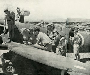 Tankowanie i dozbrojenie myśliwców Spitfire, Malta, II wojna światowa, 1942 1944. autorstwa Unbekannt