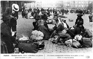 Uchodźcy z północy czekają na przewodnika, aby znaleźć im nocleg, Paryż, I wojna światowa, 1914-1918 autorstwa Unbekannt
