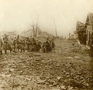 Piechota odsieczowa w ataku na Douaumont, północna Francja, 1916 autorstwa Unbekannt