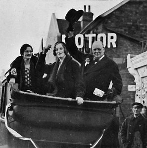 Wróciła po Epping, pani Churchill i córka Diana dzielą szczęście i zwycięstwo, 1931, 1945. autorstwa Unbekannt