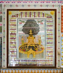 Bogato zdobione dzieła sztuki religijnej w pokoju w XIX-wiecznej rezydencji Patwon ki Haveli, Jaisalmer, Radżastan, Indie (zdjęcie) autorstwa Unbekannt