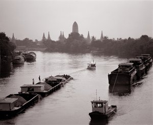 Barki rzeczne spływające po rzece Chao Phraya z widokiem na Wat Chaiwatthanaram autorstwa Unbekannt