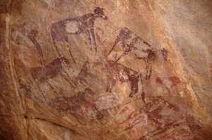 Sztuka naskalna, Prehistoria: Obraz przedstawiający grupę bydła i postaci w ozdobnym schronie w masywie Uweinat w Sudanie (Karkur-Talh lub Karkur Talh). Okres od 8000 do 3000 lat pne. Fotografia autorstwa Unbekannt