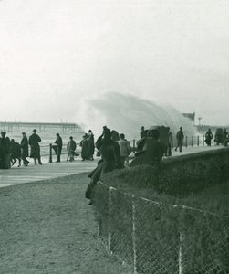 Wzburzone morze nad promenadą w Hastings, Sussex, koniec XIX i początek XX wieku. autorstwa Unbekannt
