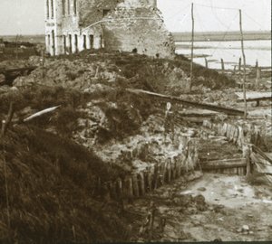 Zrujnowany budynek i okopy wzdłuż wybrzeża, c1914-c1918 autorstwa Unbekannt