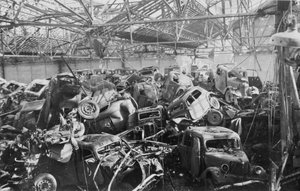 Ruiny Fabryki Renault, Boulogne-Billancourt, Paryż, c1942 autorstwa Unbekannt