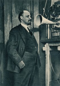 Rosyjski przywódca bolszewików Władimir Lenin podczas nagrania radiowego na Kremlu, Moskwa, Rosja, 1919 autorstwa Unbekannt