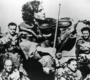 Pielęgniarka armii rosyjskiej grająca na skrzypcach, front wschodni, 1944 autorstwa Unbekannt
