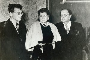 Rosyjski kompozytor Dymitr Szostakowicz, piosenkarka Maria Maksakowa i pisarz Aleksiej Tołstoj, 1943 autorstwa Unbekannt