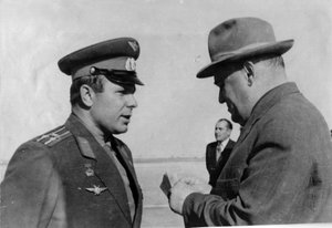 Rosyjski kosmonauta Jurij Gagarin i inżynier rakietowy Siergiej Korolow, 1961 autorstwa Unbekannt