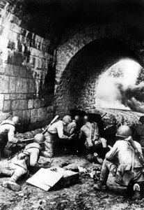 Żołnierze rosyjscy w akcji pod Rygą, Łotwa, 1944 autorstwa Unbekannt