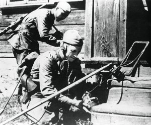 Rosyjscy żołnierze z wykrywaczami min oczyszczają dom z miną-pułapką, front wschodni, 1944 autorstwa Unbekannt