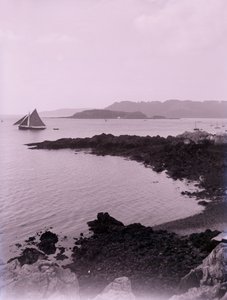Żaglówka u wybrzeży w pobliżu Plymouth w Devon. autorstwa Unbekannt