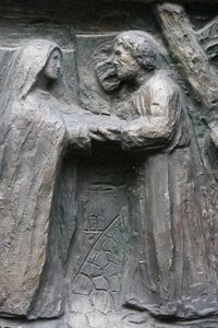 Kościół Saint-Pierre de Montmartre: Rzeźba drzwi Notre Dame: Jezus spotyka swoją matkę na Via Dolorosa, Paryż, Francja autorstwa Unbekannt