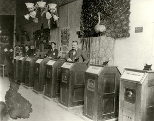 Salon San Francisco z kinetoskopami, 1894-1895 autorstwa Unbekannt