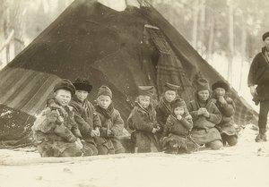 Szwecja. Lapońskie dzieci przed namiotem. Około 1900 r. autorstwa Unbekannt