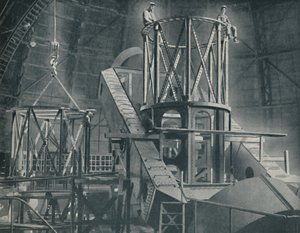 Sekcja po sekcji montuje Ogromny stalowy szkielet cylindra prostytutek, c1935 autorstwa Unbekannt